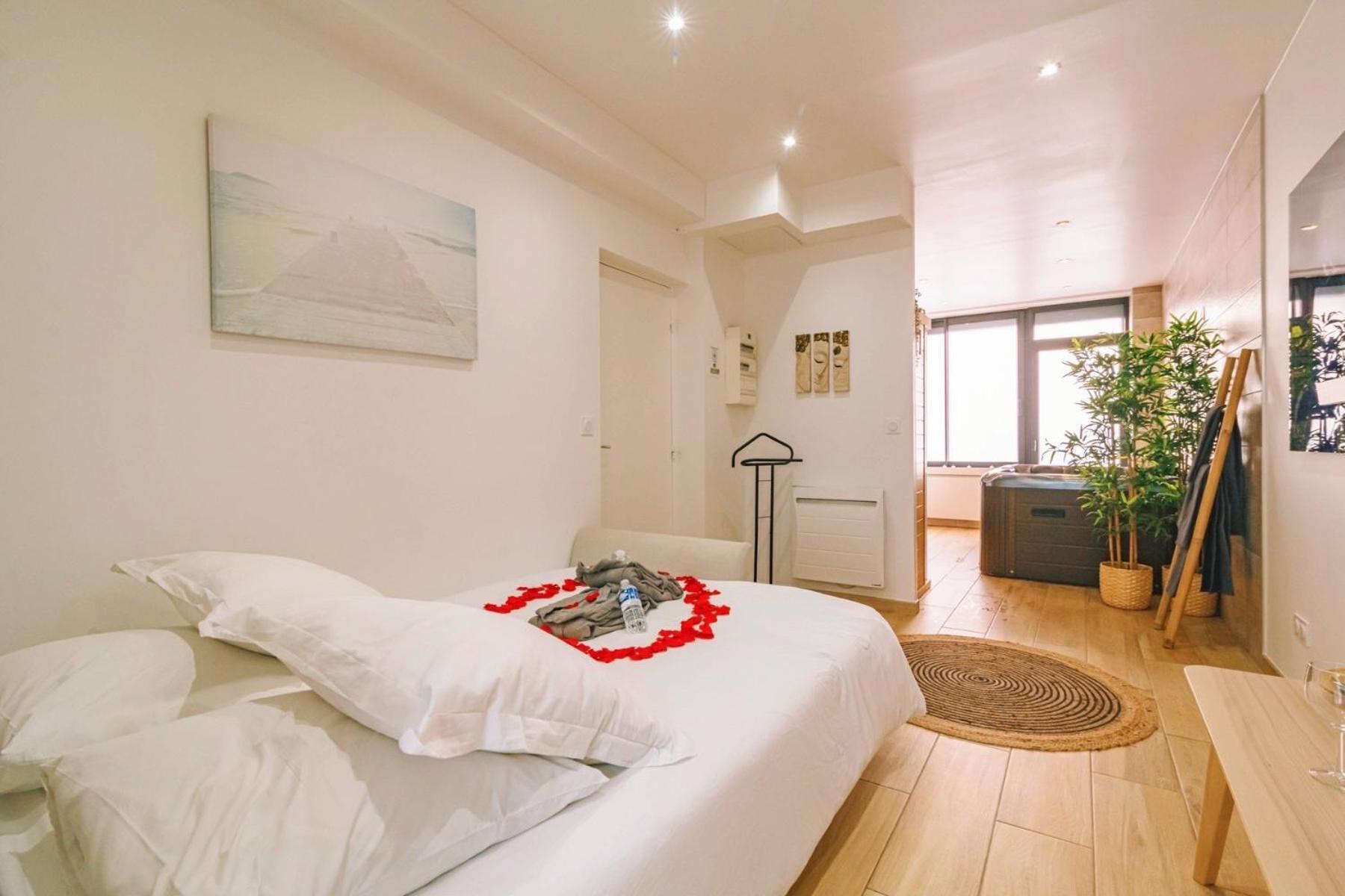 Spa Appartement O Temps Suspendu Reims Centre Sauna Et Jacuzzi ภายนอก รูปภาพ